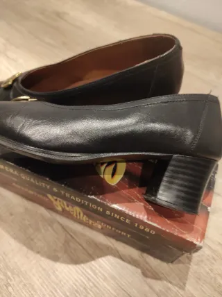 Zapatos de salón negros con detalle dorado