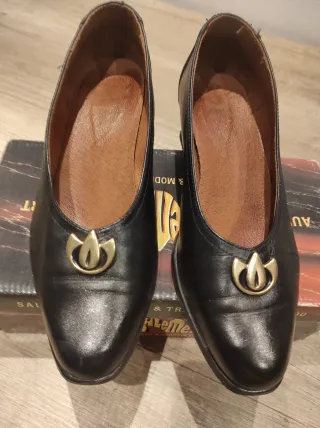 Zapatos de salón negros con detalle dorado