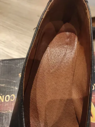 Zapatos de salón negros con detalle dorado