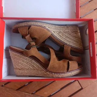 Sandalias cuña piel Oysho marrón