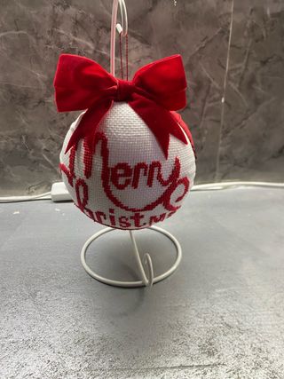 Sfera di Natale fatta a mano con espositore