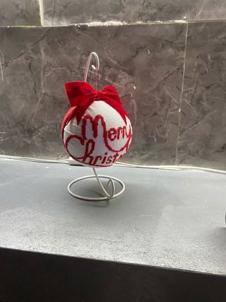 Sfera di Natale fatta a mano con espositore