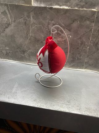 Sfera di Natale fatta a mano con espositore