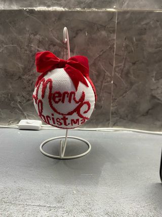 Sfera di Natale fatta a mano con espositore