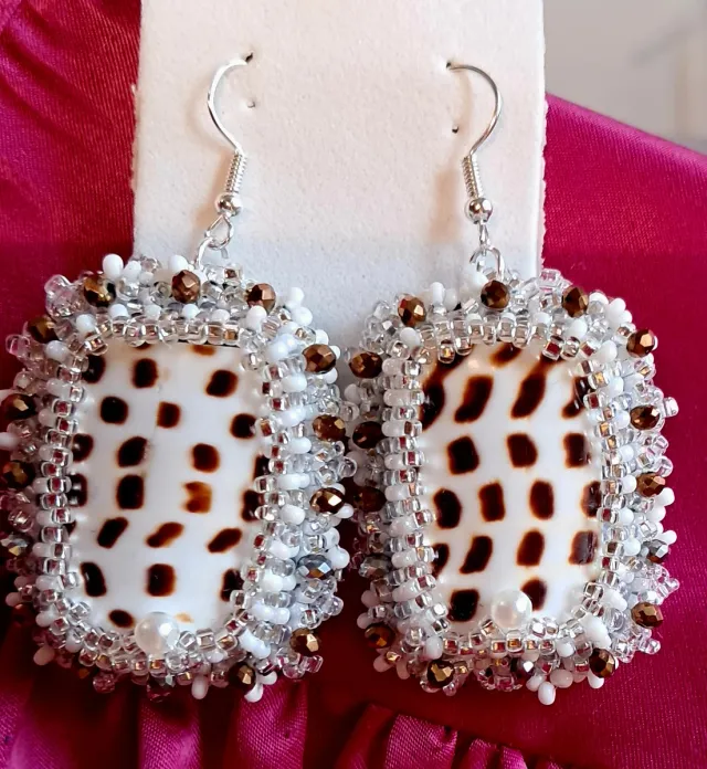 Pendientes de concha y abalorios,el gancho de plat