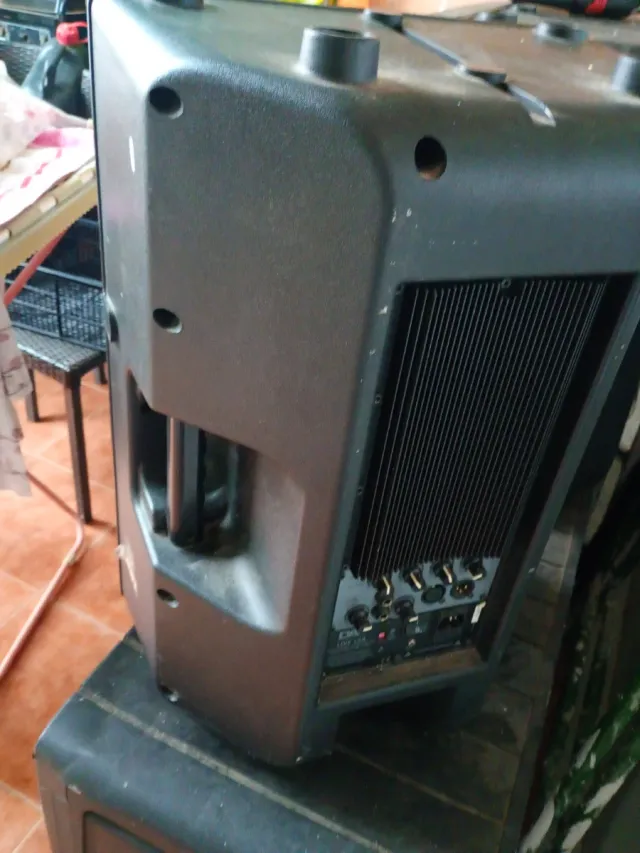 Altavoces autoamplificados negros