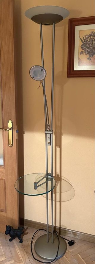 Lámpara de pie con mesita de cristal