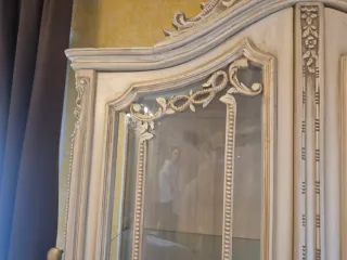 Vitrina de madera y cristal tallada a mano