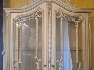 Vitrina de madera y cristal tallada a mano