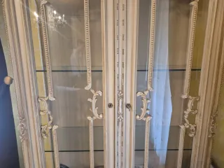 Vitrina de madera y cristal tallada a mano