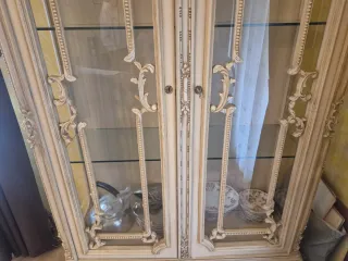 Vitrina de madera y cristal tallada a mano