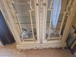 Vitrina de madera y cristal tallada a mano