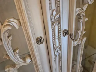 Vitrina de madera y cristal tallada a mano