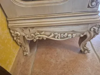 Vitrina de madera y cristal tallada a mano