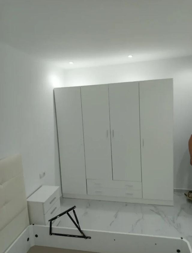 Armadio bianco in legno