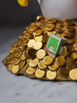 Statuetta Paperone con monete d'oro