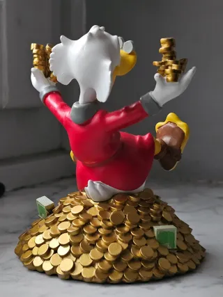 Statuetta Paperone con monete d'oro