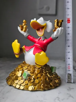 Statuetta Paperone con monete d'oro