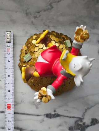 Statuetta Paperone con monete d'oro