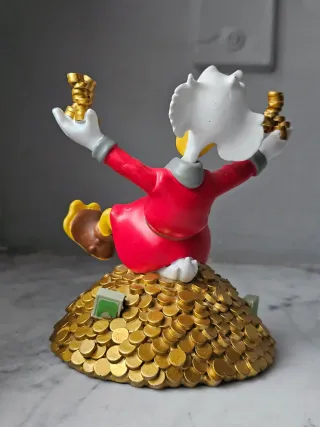 Statuetta Paperone con monete d'oro