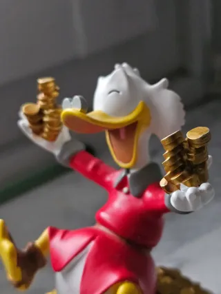 Statuetta Paperone con monete d'oro