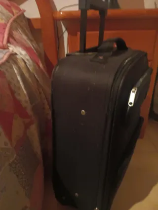 Maleta de cabina negra con ruedas