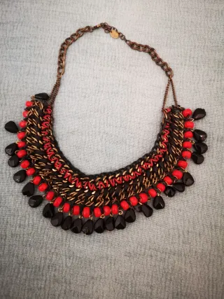 Collar Zara negro y rojo