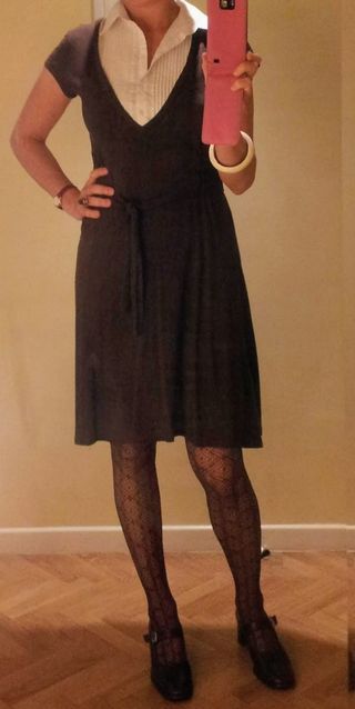 Vestido marrón con camisa blanca