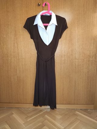 Vestido marrón con camisa blanca