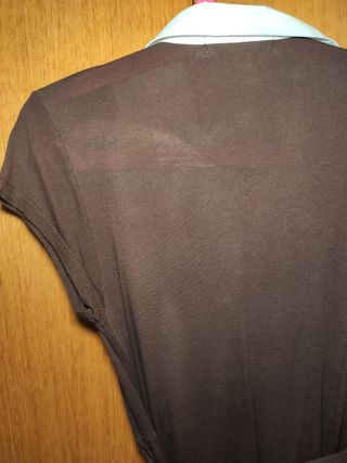 Vestido marrón con camisa blanca