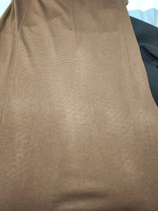 Vestido marrón con camisa blanca