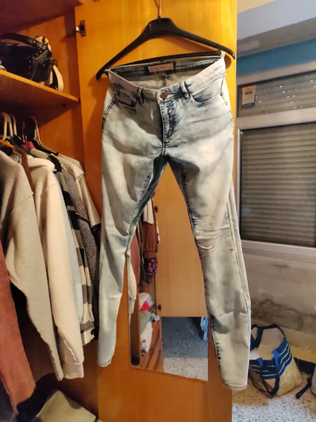 Pantalón vaquero desgastado chica