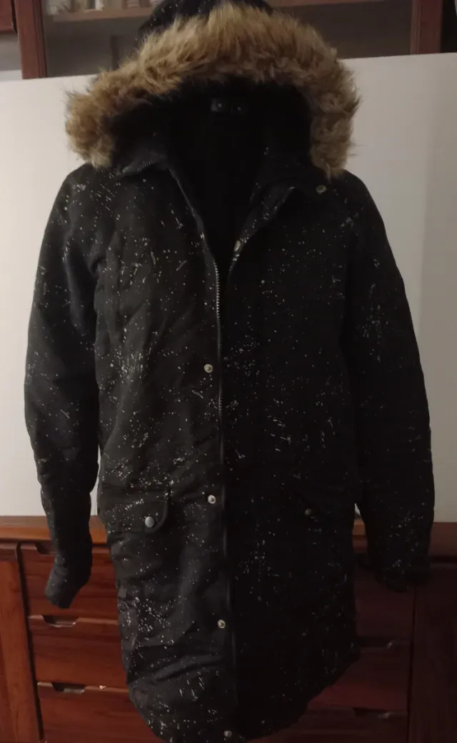 Abrigo negro con salpicaduras blancas