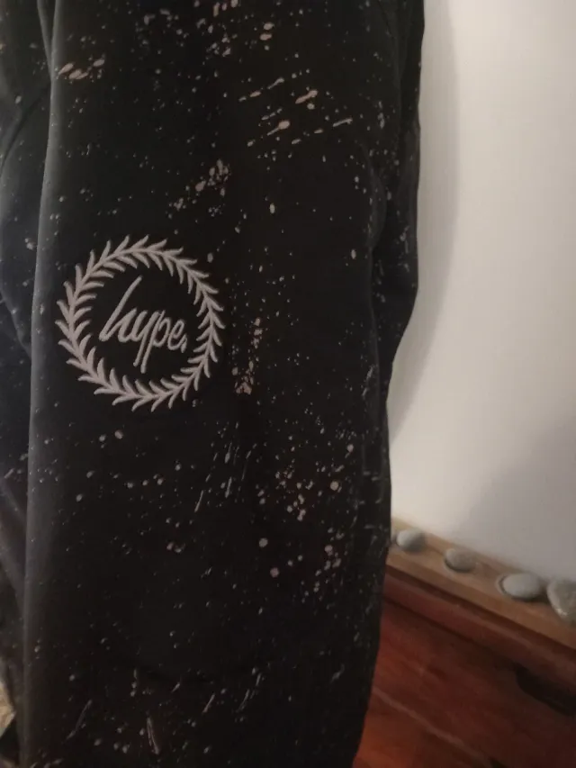 Abrigo negro con salpicaduras blancas