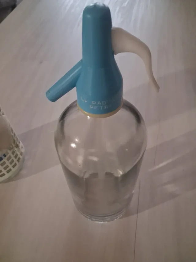 Sifón de vidrio azul. De la localidad de Petra.