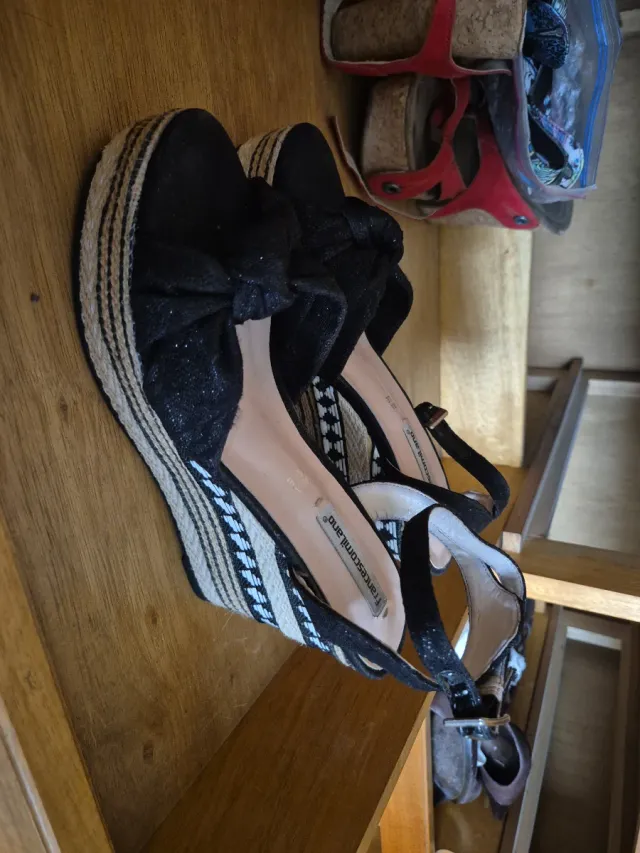 Sandalias cuña negras y beige Talla 41