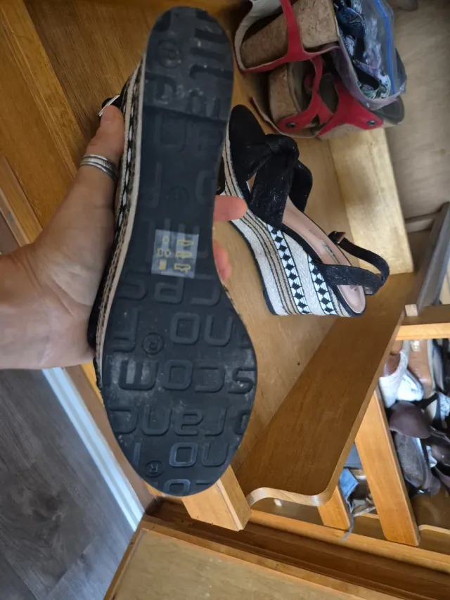 Sandalias cuña negras y beige Talla 41