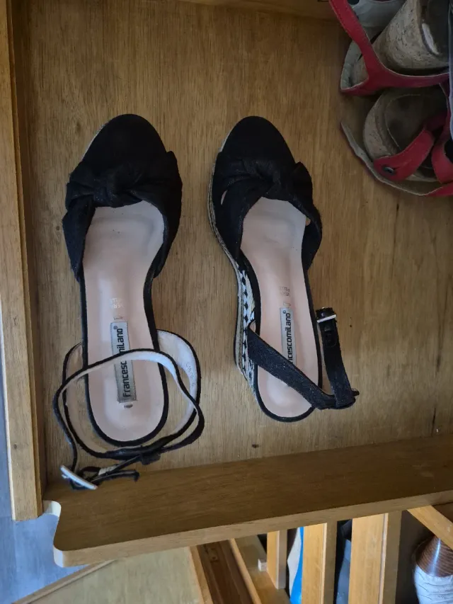 Sandalias cuña negras y beige Talla 41