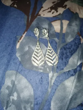 Elegantes pendientes plateados