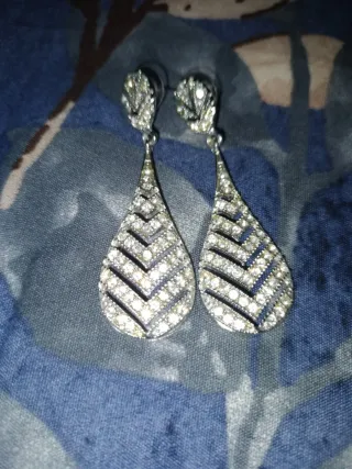 Elegantes pendientes plateados