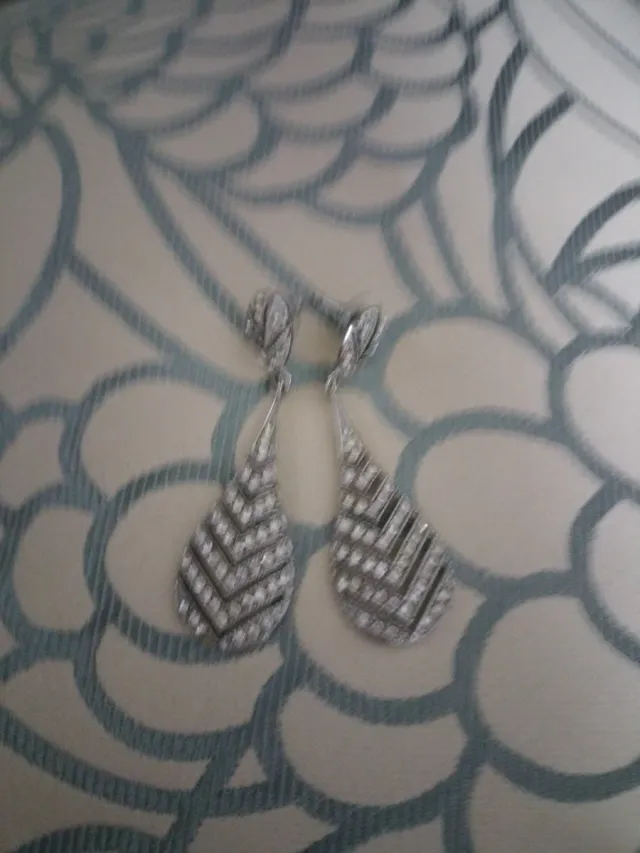 Elegantes pendientes plateados