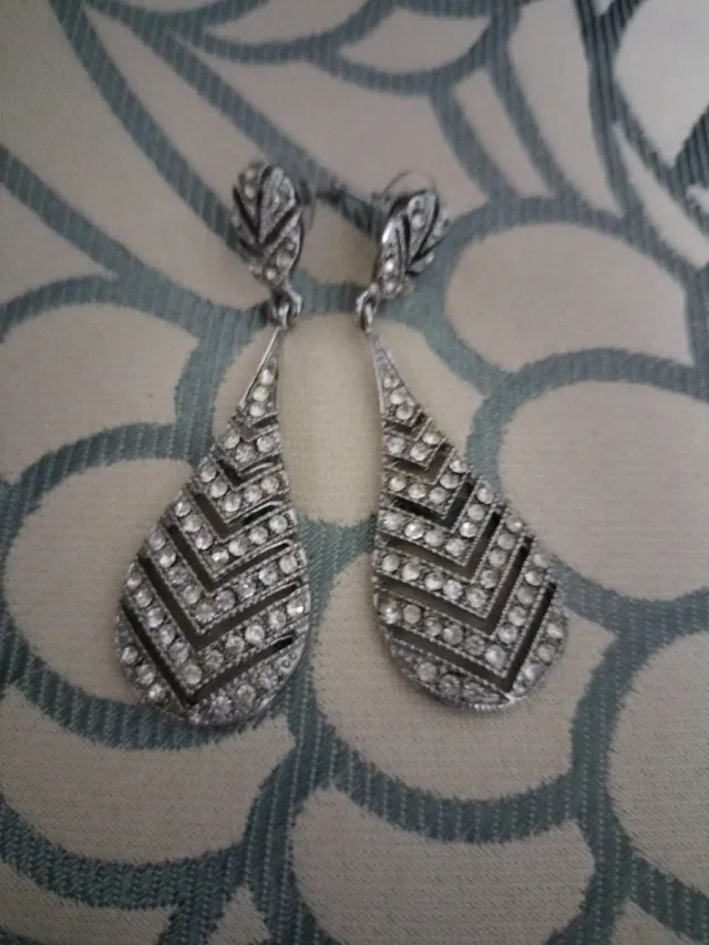 Elegantes pendientes plateados