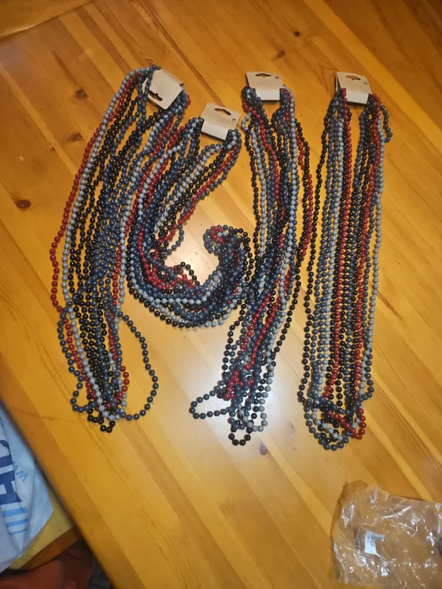 Collares de cuentas (azul, gris, rojo)