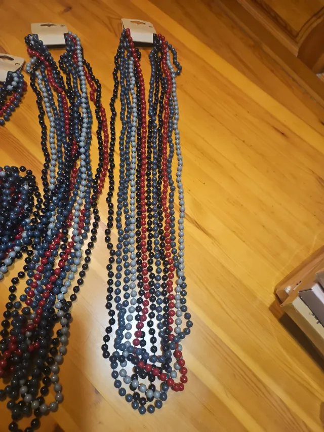Collares de cuentas (azul, gris, rojo)