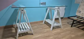 Escritorio de oficina con cristal