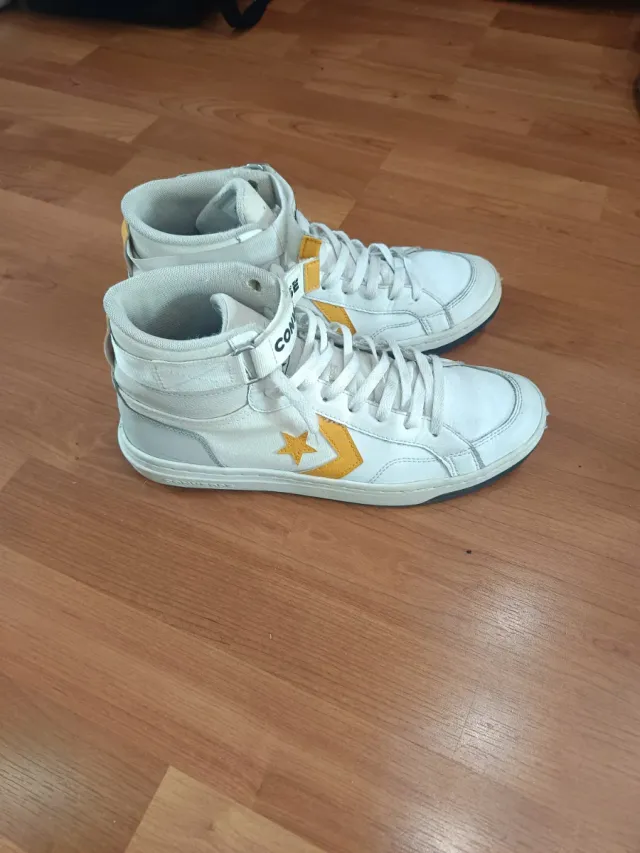 Zapatillas Converse Blancas y Amarillas