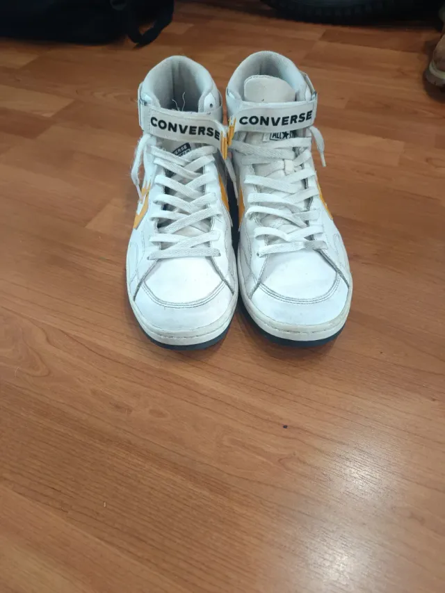 Zapatillas Converse Blancas y Amarillas