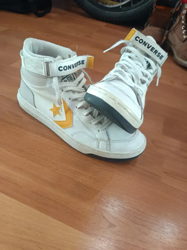 Zapatillas Converse Blancas y Amarillas