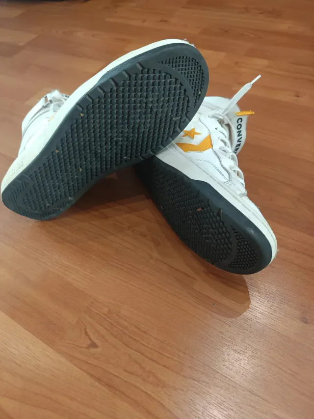 Zapatillas Converse Blancas y Amarillas