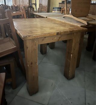 Mesa de madera rústica